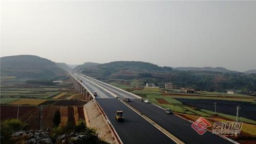 召泸高速陆良段复工复产按下"快进键" 攻坚克难"最后一公里"