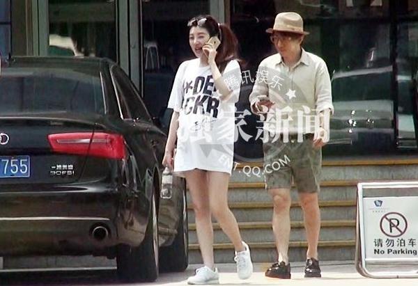 此前,刘谦被拍陪妻子做产检