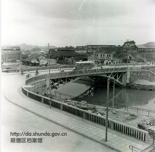 1978年年底,阔落,平缓的跃进桥,一辆公共汽车穿梭而过.