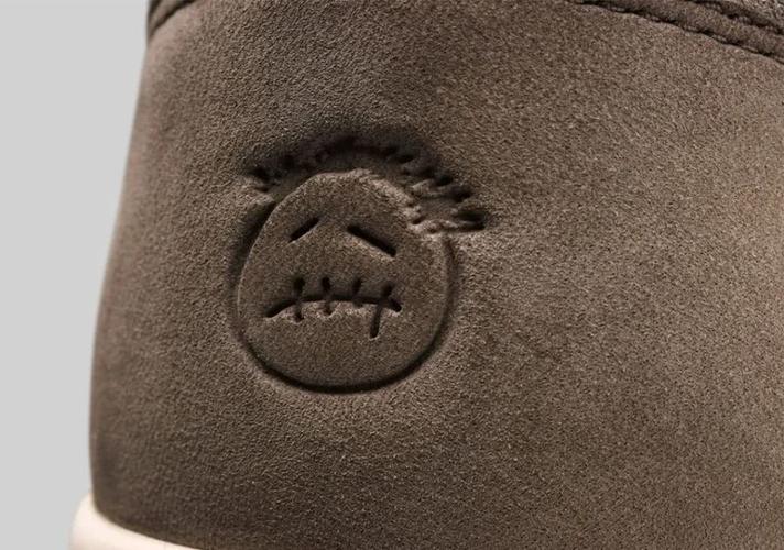 这个鬼脸符号,指的就是 travis scott 自己,这种皱巴巴的嘴巴设计在他