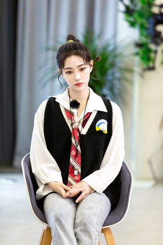 《小巨人运动会》许佳琪紧身上衣叠穿篮球服 精通80后