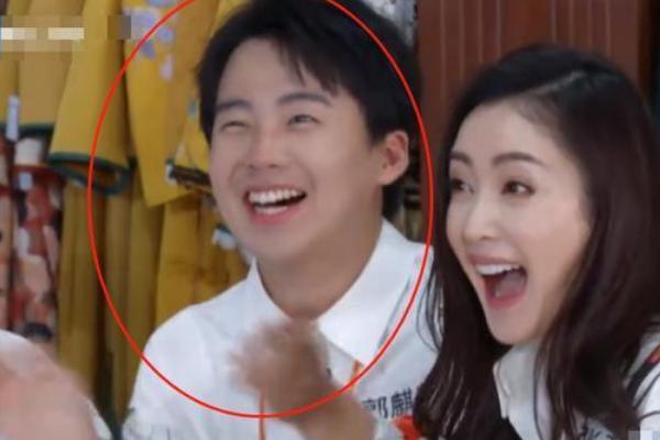 郭麒麟满脸面粉,抱着张天爱谁注意他嘀咕了句啥?怪不得异性缘好