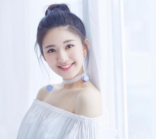 赵露思小学照片被疯传,看清她的颜值后,竟是风靡一时