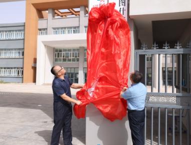 在该技术学校,阿图什市委书记李新斌一行参观了学校的