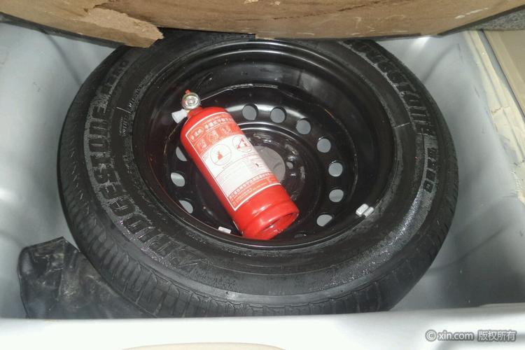 日产骊威备胎及随车工具