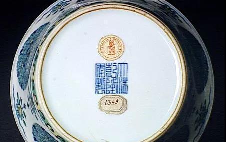 而仔细研究会发现,瓷器的底款并不单一,大抵