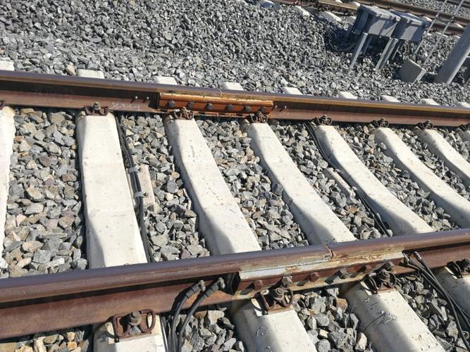 检查轨道电路绝缘装置.