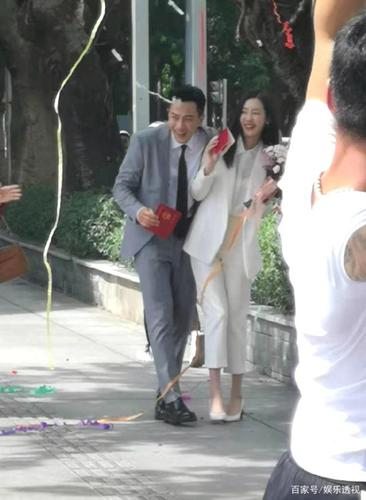 刘恺威陈都灵街头拍戏一天内拍结婚离婚,二人同框被