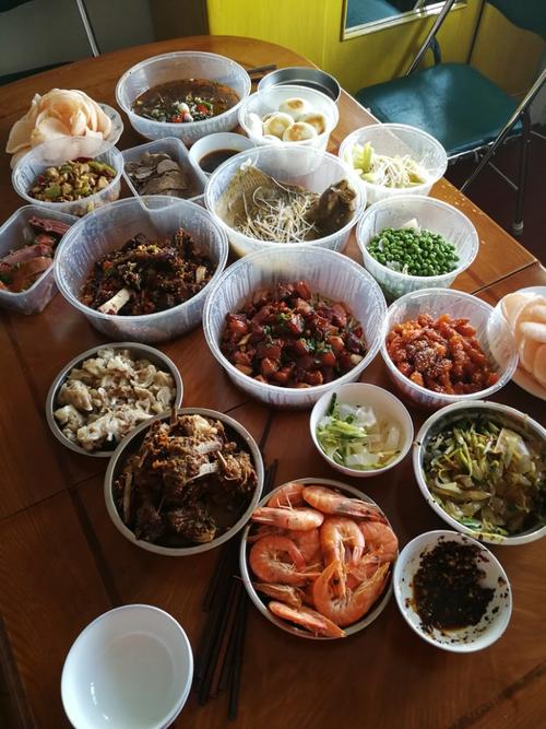 过年了,老妈准备了一桌年夜饭.