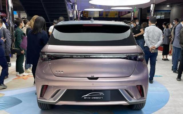 比亚迪"新车标"电动车发布,双色车身,代号为"ea1"!