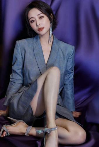 李纯:身材轻盈太"仙气",呈现时尚女性魅力