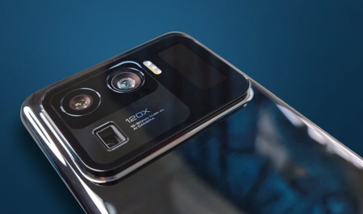 小米11ultra带有第二个屏幕支持120倍数码变焦