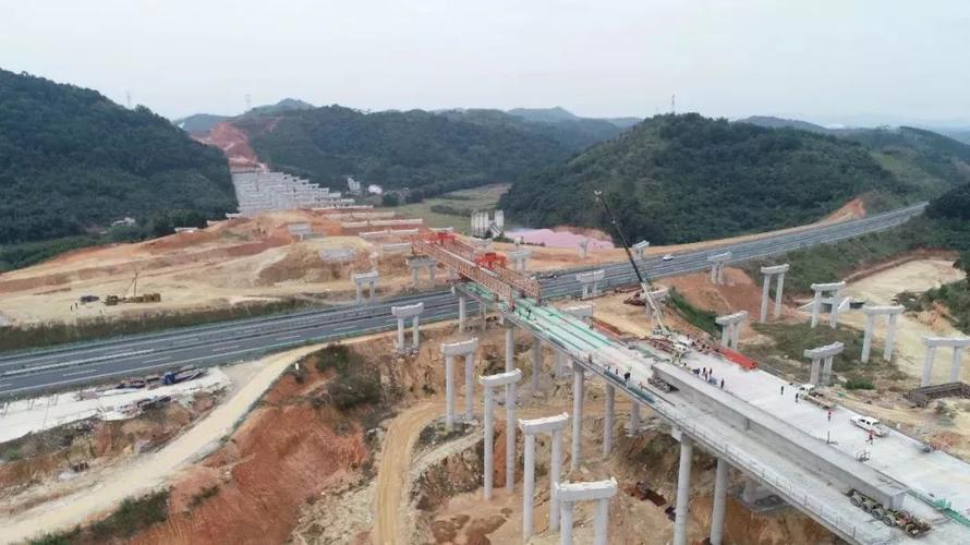 【快讯】怀集怀阳高速主线顺利完成首跨箱梁跨越广佛肇高速公路架设