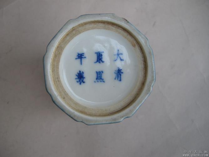 一个清三代底款大清康熙年制洒蓝釉笔筒