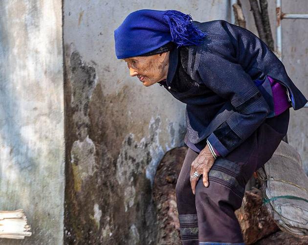 又一个驼背90度的老太太