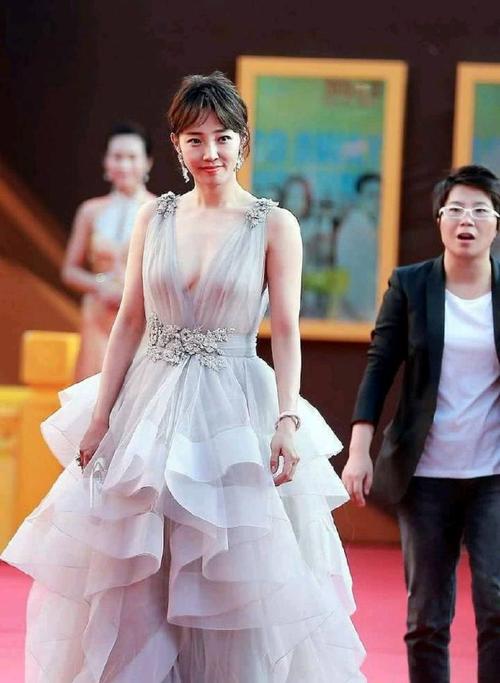 看看白百何我们的白姐,自从上次"一阳指"的出轨事情之后啊,白百何也