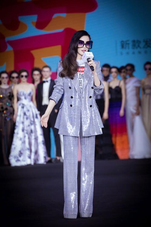 范冰冰越来越有女人味,西装连衣裙配白衬衫,职场女强人既视感