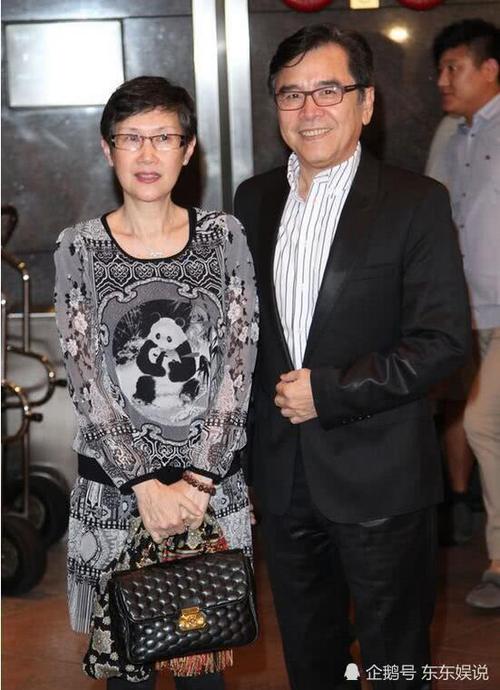 他与妻子李琳琳已经恩爱了40多年至今,还有孙子伴在身边,享受天伦之乐