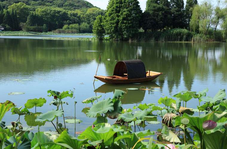 小船空荡在池塘 亦是江南水乡景