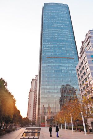 报道,近日有消息称,位于上海静安寺地区的知名写字楼"世纪商贸广场"
