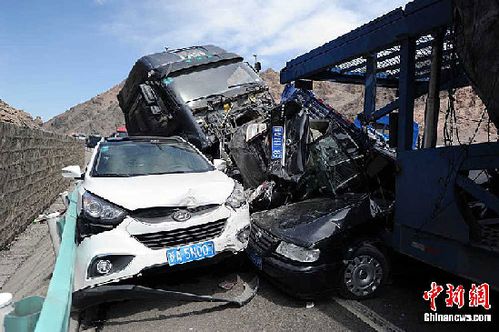 新疆地震致连霍高速17辆车连环相撞(图)