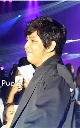 侧看已经完全没脖子了,头像充气了一样涨!