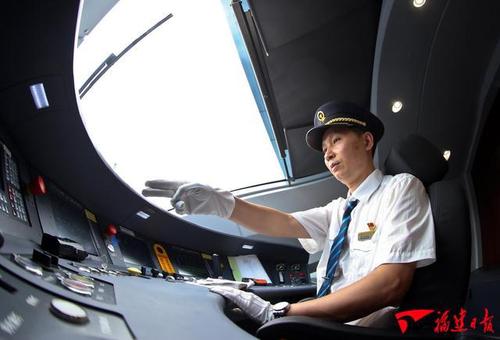 工作人员驾驶crh2a型动车组在福平线上进行提速试验.