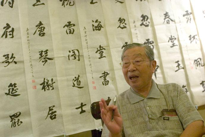 刘鼎川老先生在讲述家藏三琴