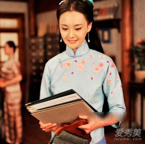 在年代戏《抓住彩虹的男人》中,郑爽的两个造型让人印象深刻.