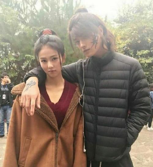 许凯和白鹿两人看手机,情侣手机壳显眼,网友:瞒不住的