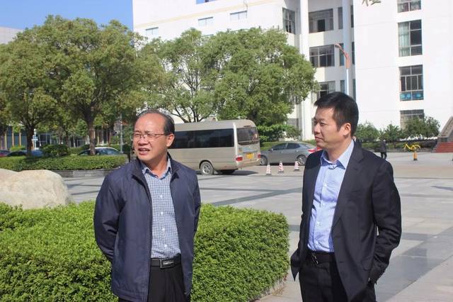 徐小平校长与新建二中陶茂荣校长交流