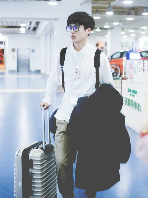 我们刘昊然戴眼镜什么的 完全抵挡不住呀!