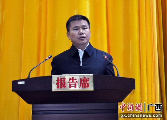 11月6日,中共东兰县委书记黄贤昌在全国携手奔小康培训班上作交流发言