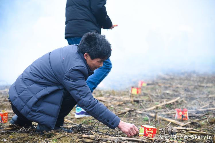 坟前,后人们也用家里的好酒来呈上先祖