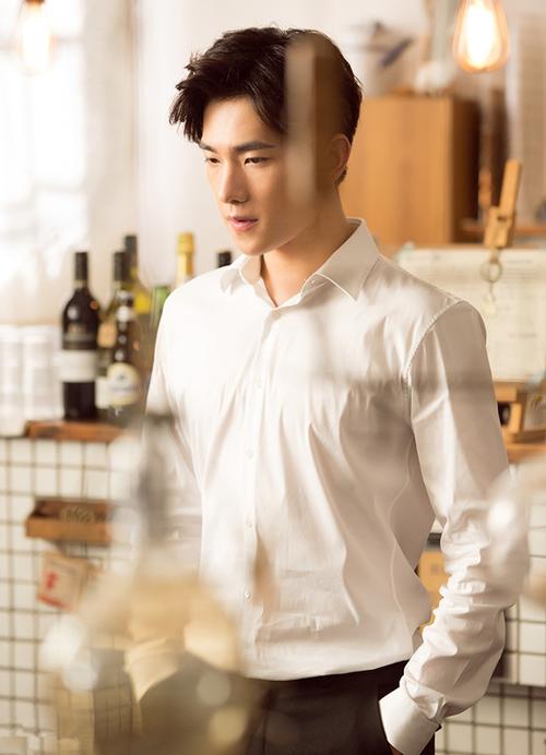 杨洋拍摄清新写真 小鲜肉迷倒无数少女心