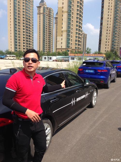 教练在安排试乘试驾人员上相关车辆体验
