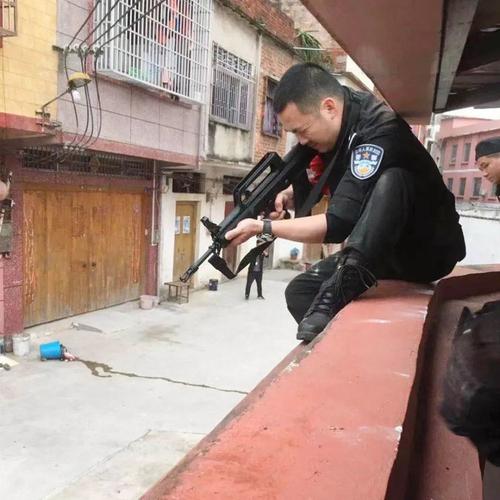 现场实拍!宾阳民警用冲锋枪击毙疯牛