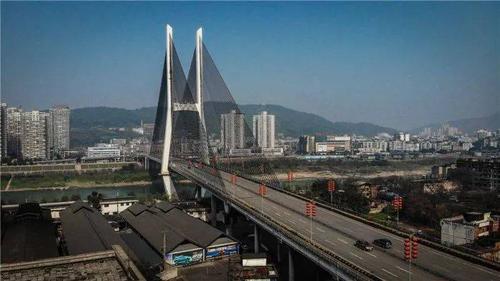 中坝大桥:桥洞作市场