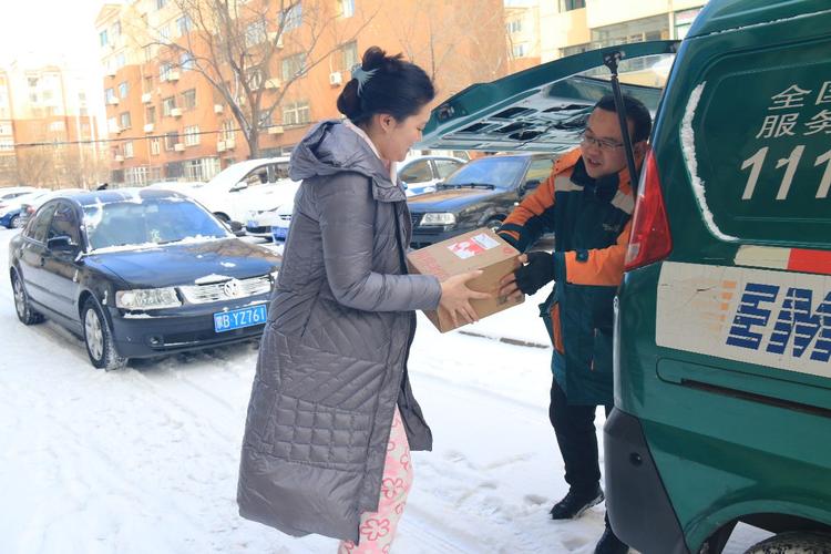 包头市邮政分公司的投递员仍坚守在工作岗位上,不畏严寒
