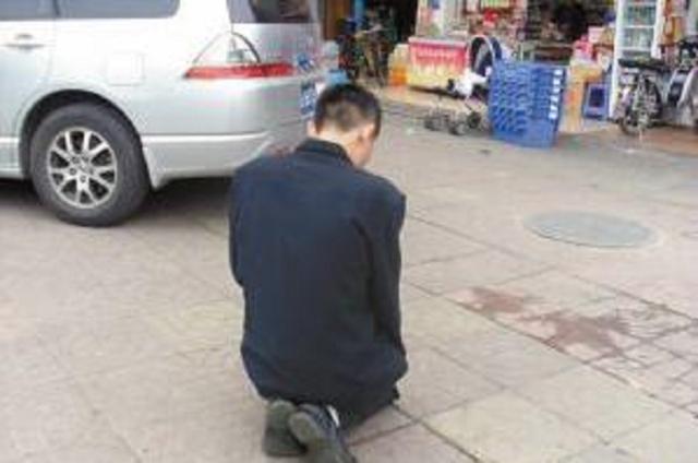 前夫结婚邀请前妻参加,前妻带了一个男人去,前夫当场下跪求原谅