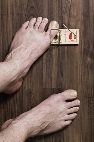 人,仅一个男性,仅一个人,仅一个中年男性,木制,光脚,一个,木制品,赤脚