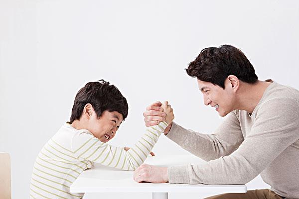 父亲,儿子,掰腕子