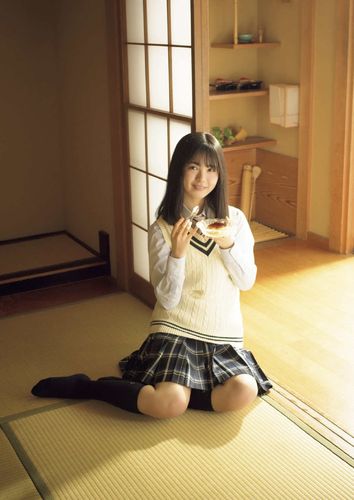 组图:筒井绫乃拍摄清新制服写真 男友视角生活感满满