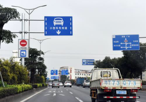 105国道:大车小车"各行其道" "龟速长龙"日渐消失