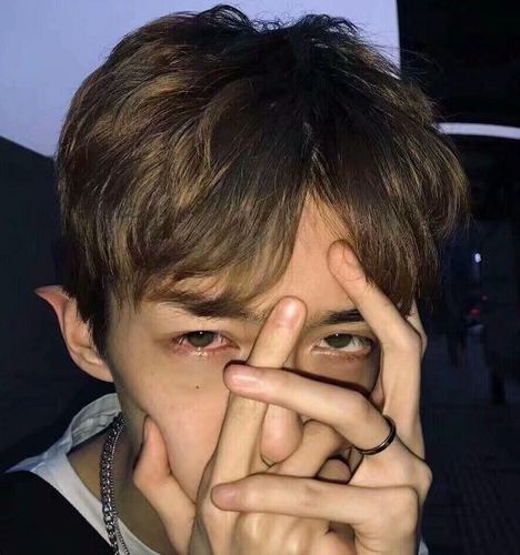 有没有好看的男生锁骨或者手的照片,能当背景图的那种