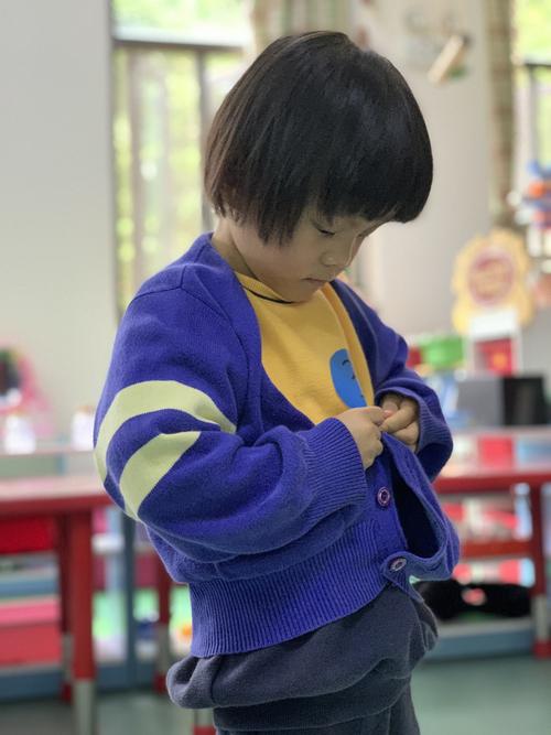 海贝中英文幼儿园2019学年下学期小班组穿脱衣服,扣纽扣比赛