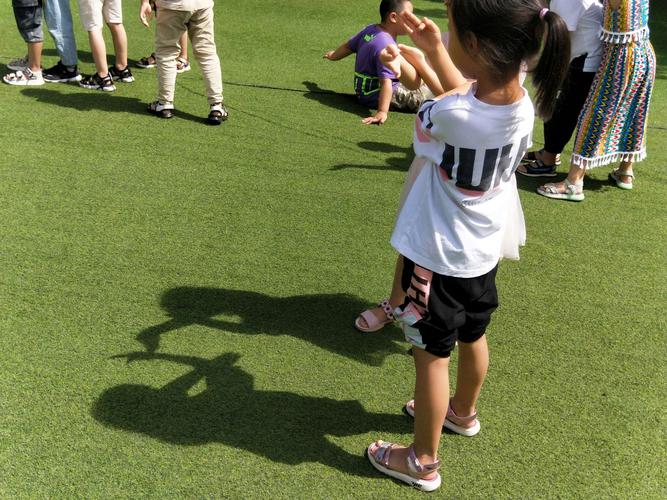 《影子变魔术》目标1:有兴趣进行影子创意造型;2:探索发现影子的重叠