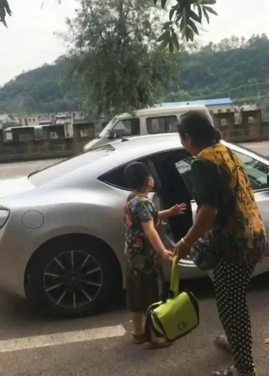 开跑车不是年轻人的专利 老年人开跑车才叫拉风
