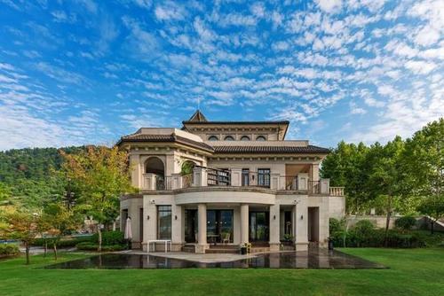 酒店一面靠山,三面环水 占地五千平米庄园式的外观 沿袭了西班牙