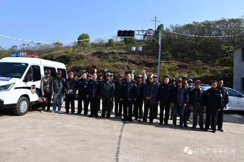 12月21日,县公安局交警大队车管所工作人员驱车40公里来到步云桥镇